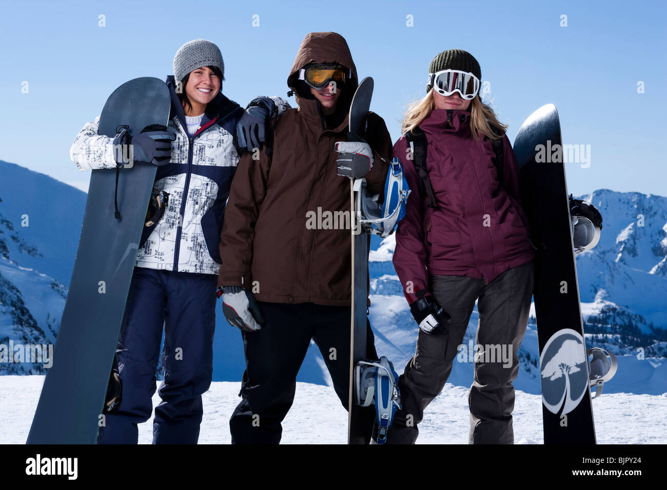 Un gruppo di amici al di fuori nella neve Foto Stock
