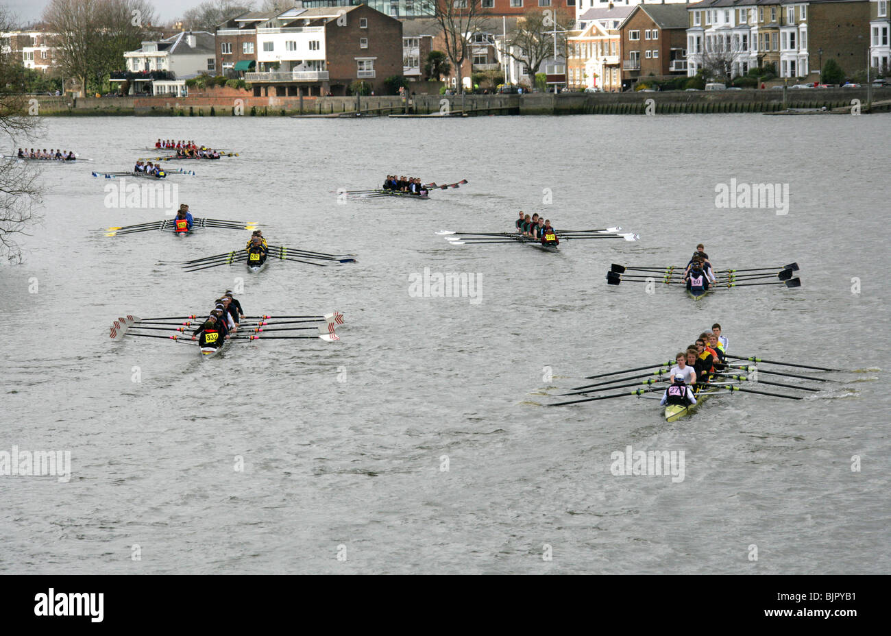 Alcune delle squadre di canottaggio nella testa del fiume gara sul Fiume Tamigi a Hammersmith voce per la partenza della gara. Foto Stock