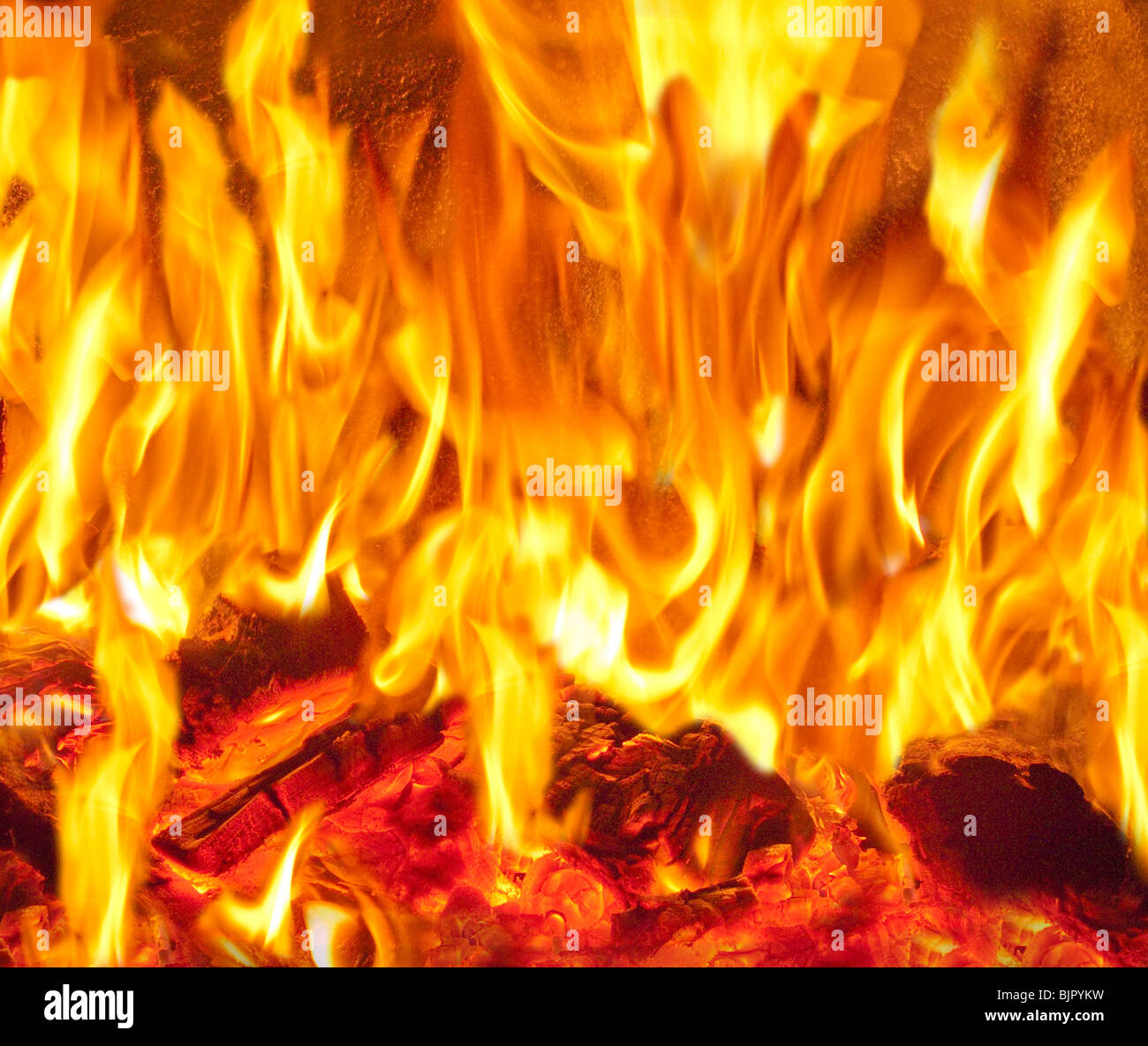 Un fiammeggiante fuoco log in una stufa a legna Foto Stock