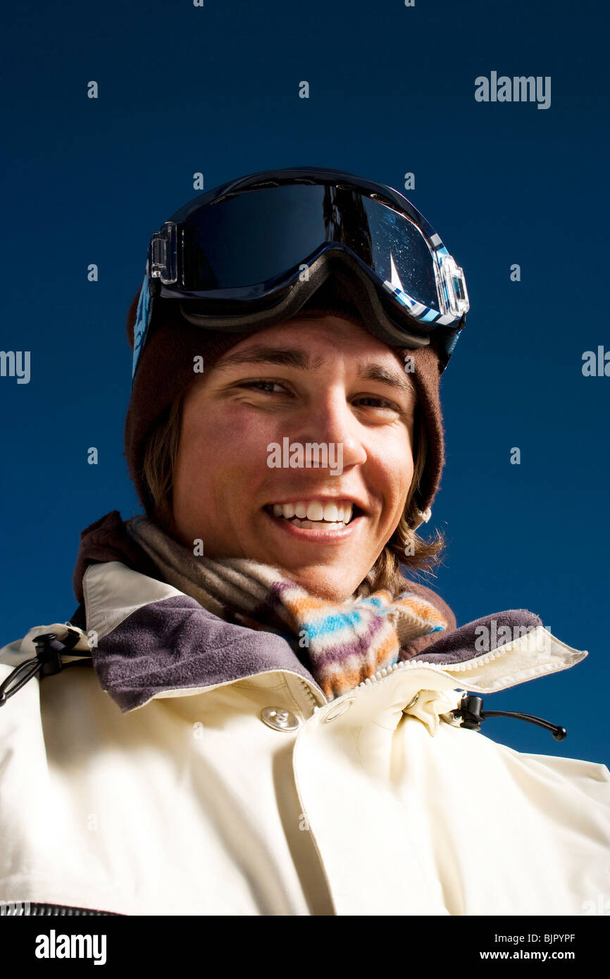 Giovane uomo adulto al di fuori nella neve Foto Stock