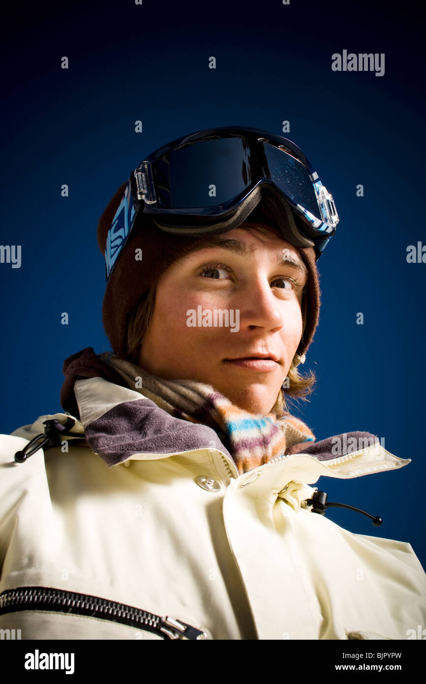 Giovane uomo adulto al di fuori nella neve Foto Stock