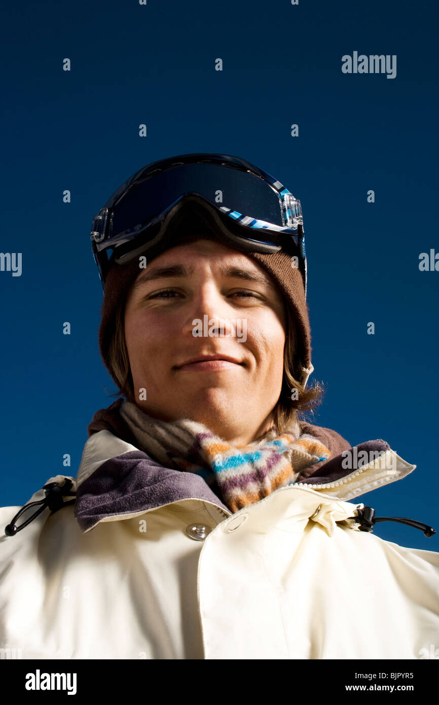 Giovane uomo adulto al di fuori nella neve Foto Stock