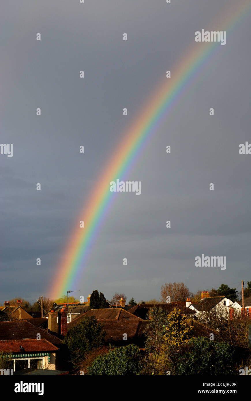 Rainbow contro il cielo scuro Foto Stock