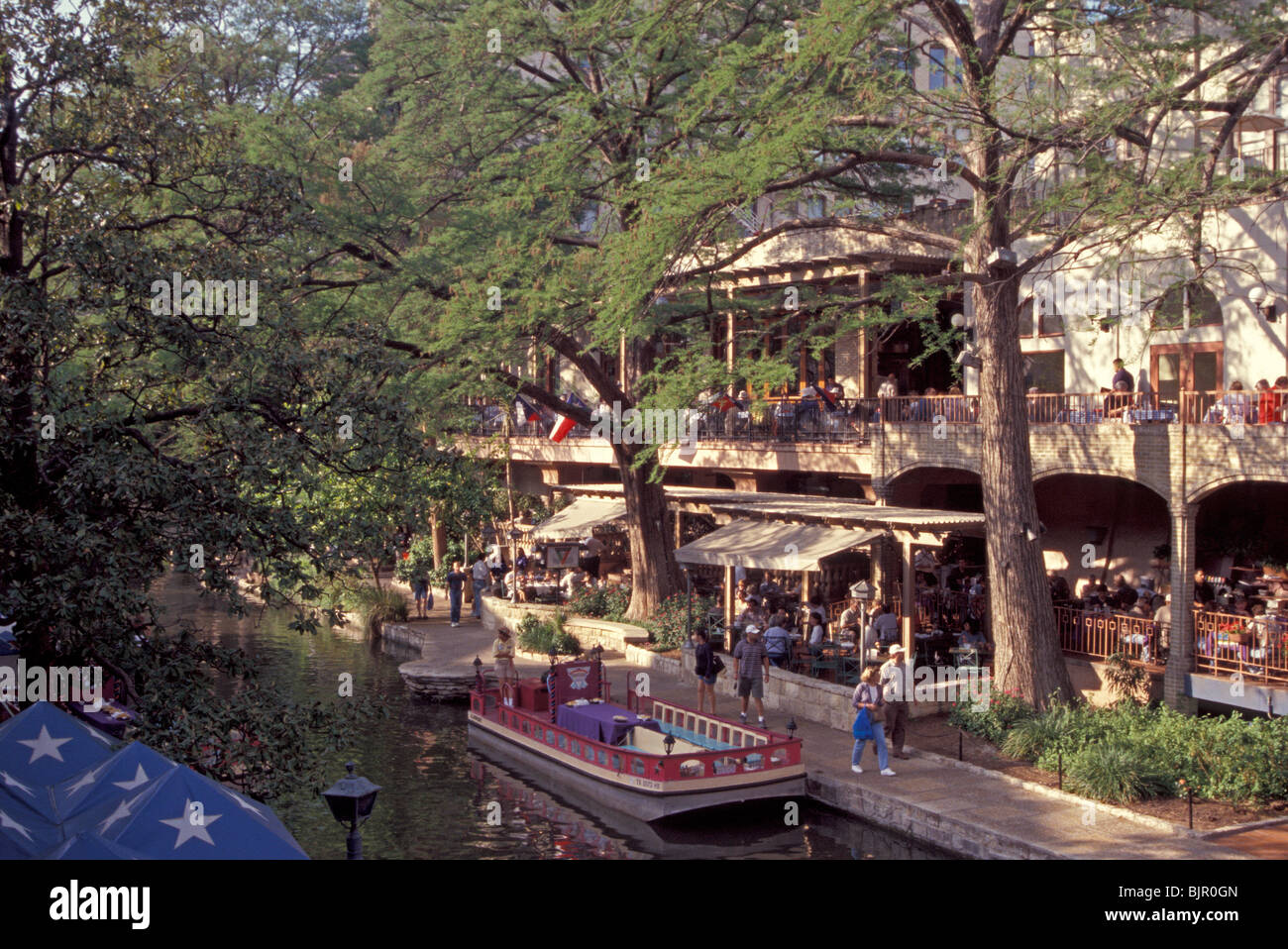 Persone che passeggiano sul fiume a piedi o Paseo del Rio di San Antonio, Texas Foto Stock