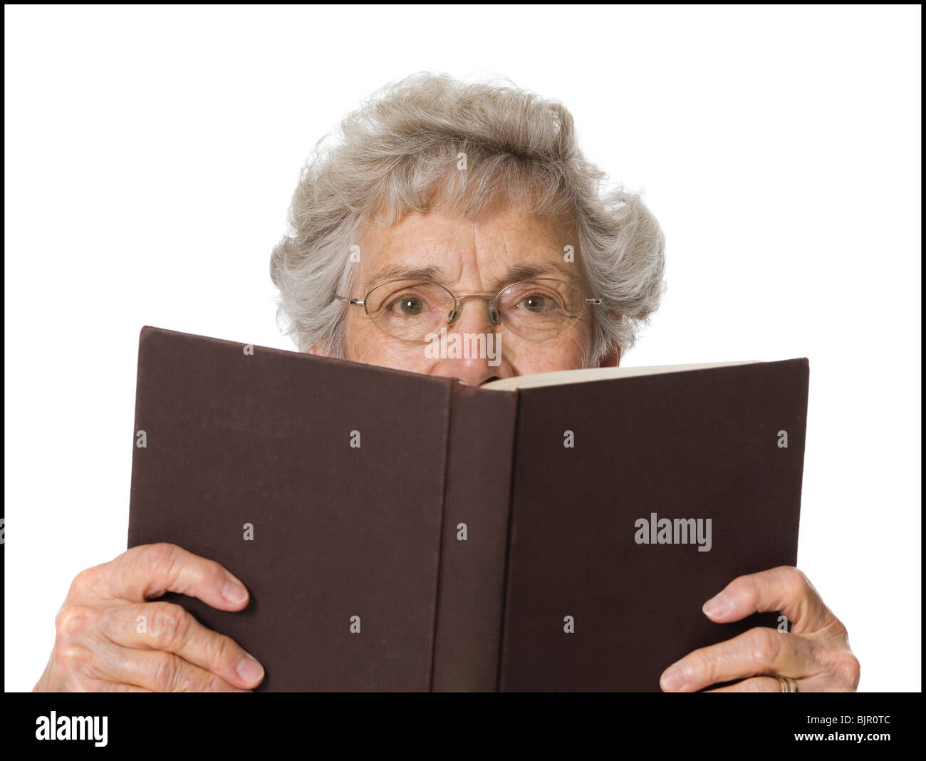 Senior donna leggendo un libro. Foto Stock