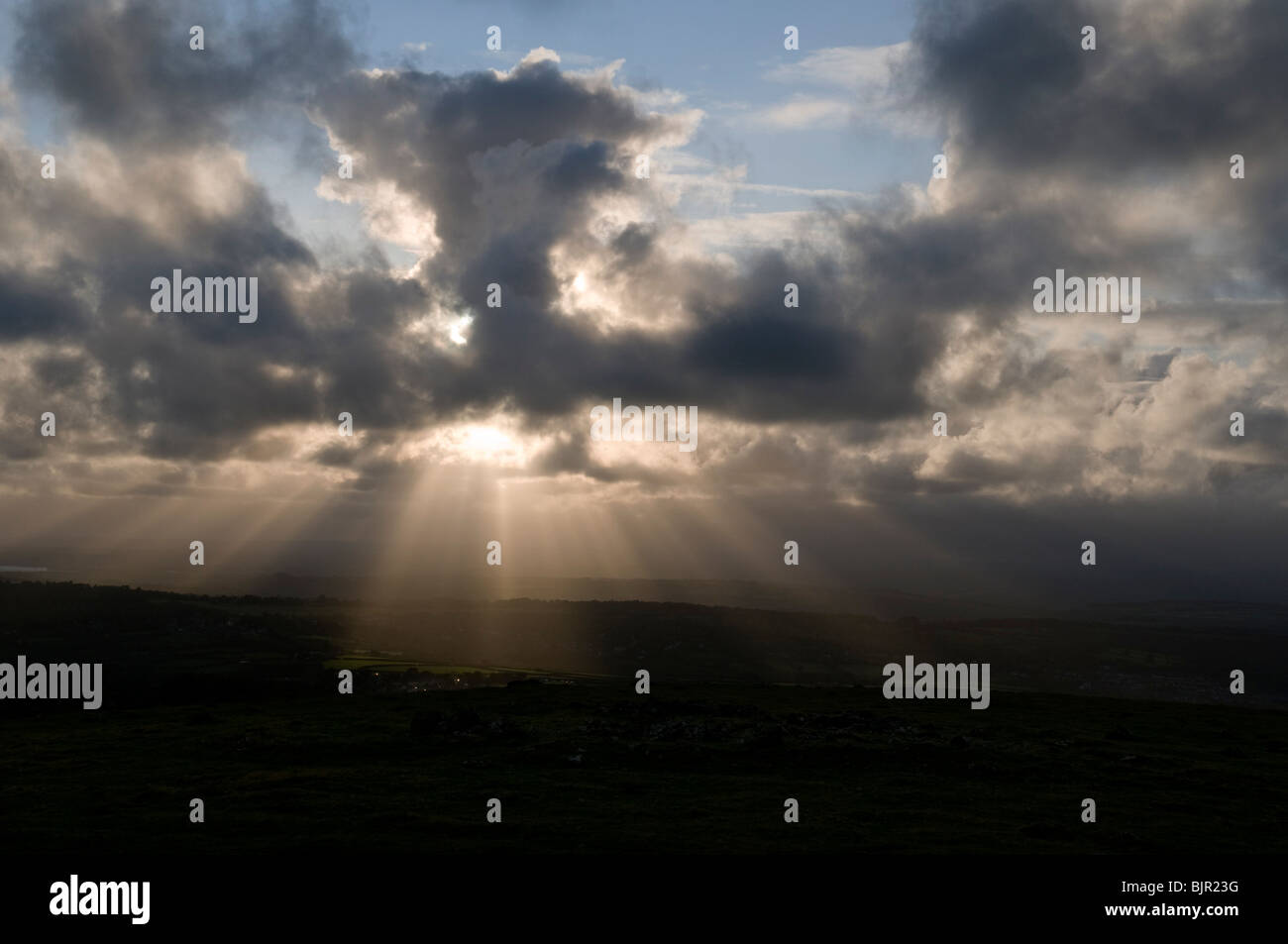 Raggi crepuscolari vicino a Sunset over Dartmoor Devon UK Foto Stock