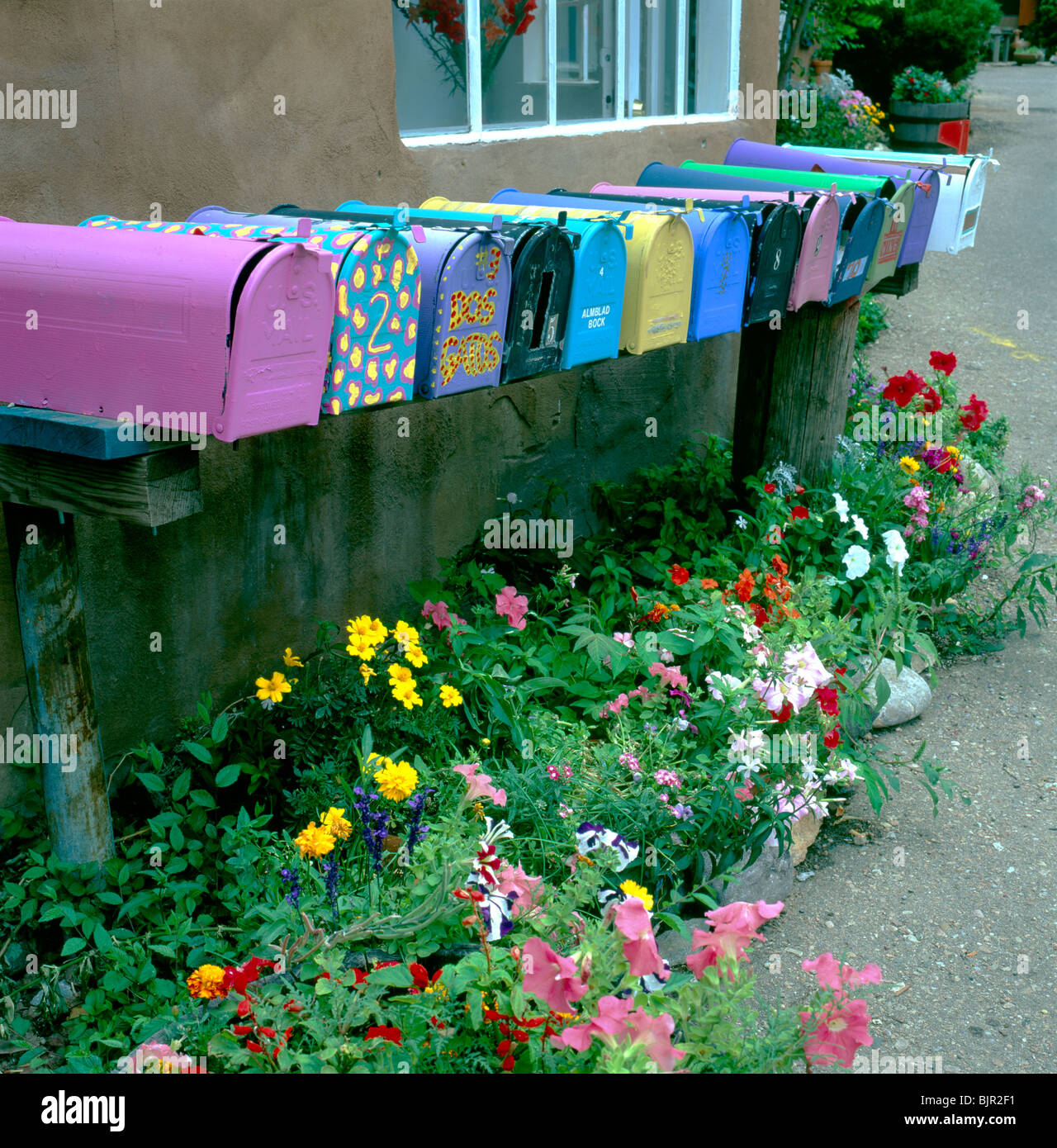 Caselle postali colorate lungo Canyon Road, sito di gallerie e negozi, Santa Fe, New Mexico, USA Foto Stock