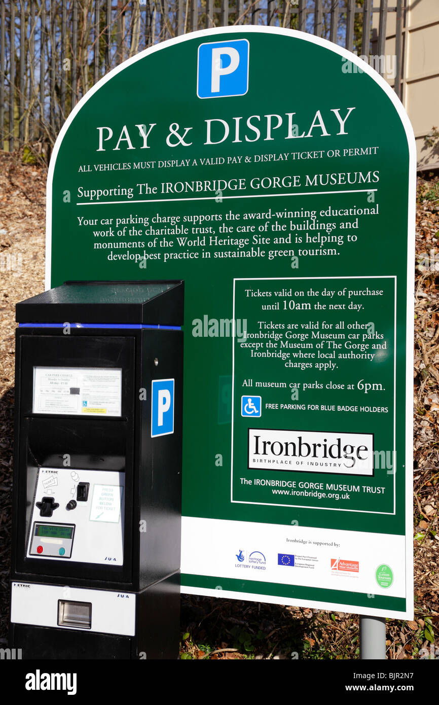 Parcheggio auto Display & Pay preavviso e ticket machine al di fuori del Blist Hill museo Vittoriano Coalbrookdale TELFORD SHROPSHIRE REGNO UNITO Foto Stock