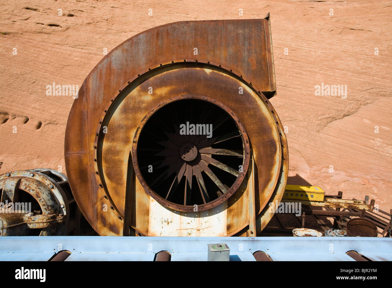 Rusty ventilatore industriale a rottami di metallo Junk Yard. Foto Stock