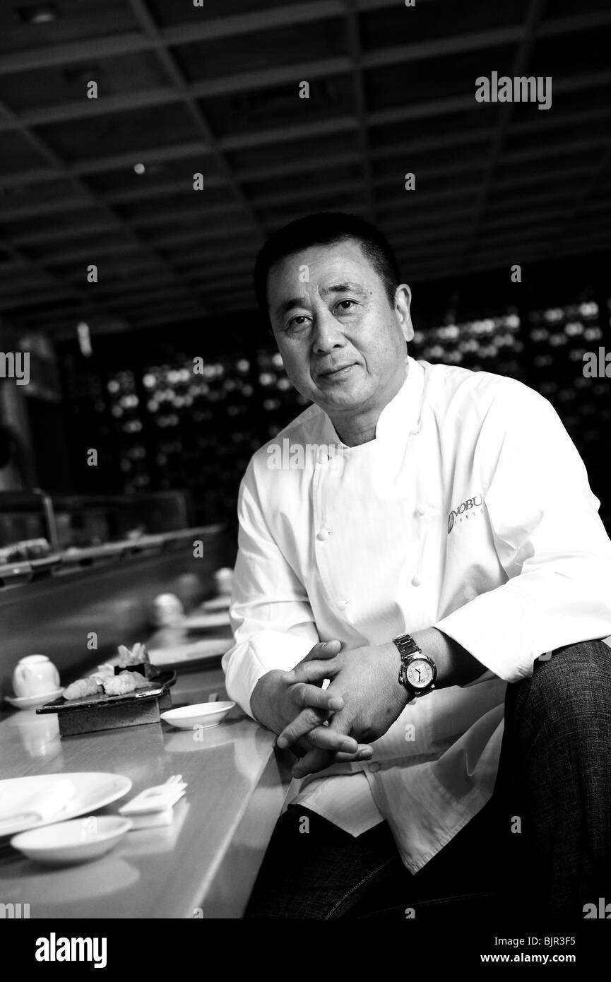 Rinomato in tutto il mondo lo chef giapponese Nobu Matsuhisa siede presso il contatore ofhis ristorante nel centro di Tokyo, Giappone. Foto Stock