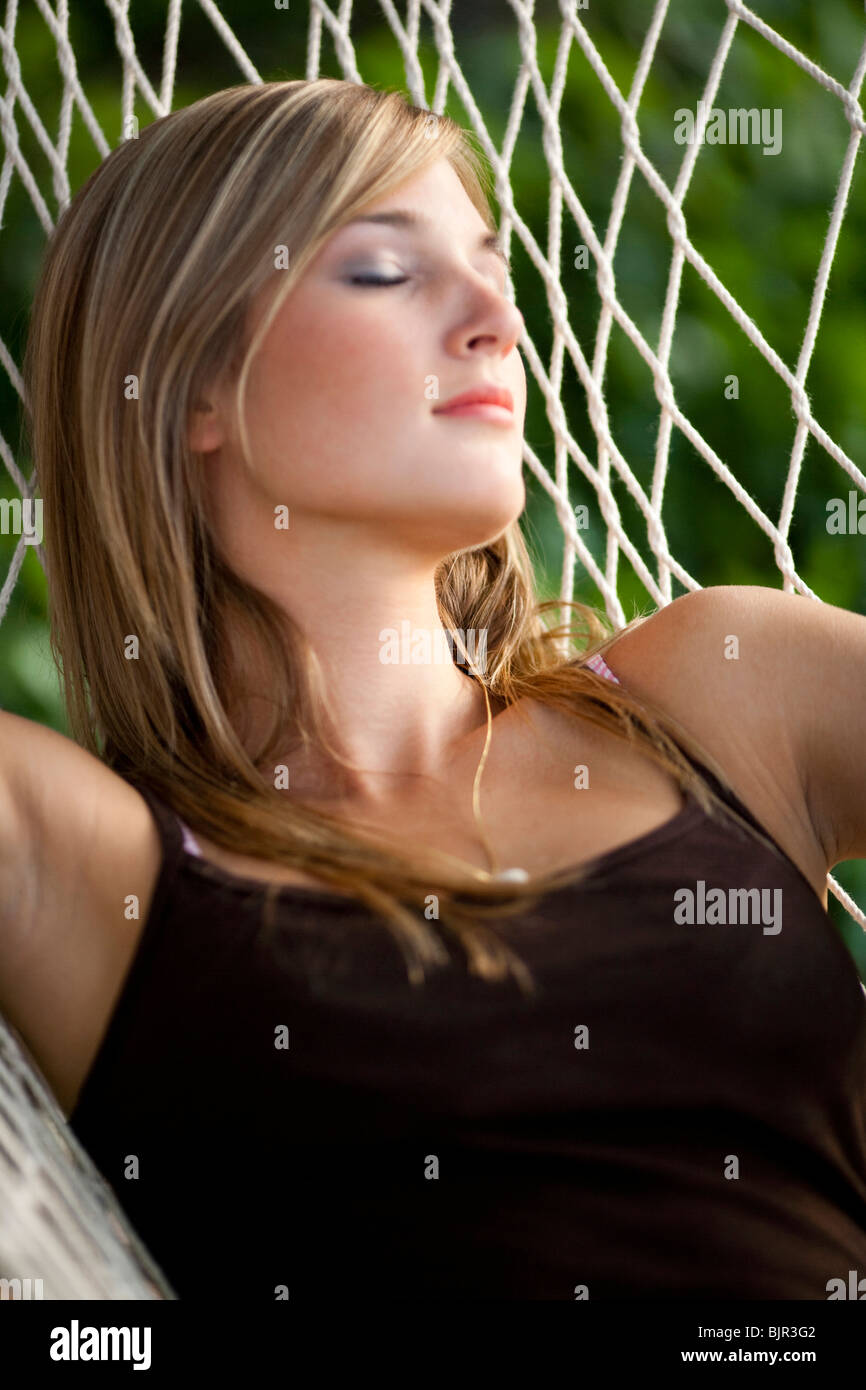 Ragazza adolescente in una amaca sleeping Foto Stock