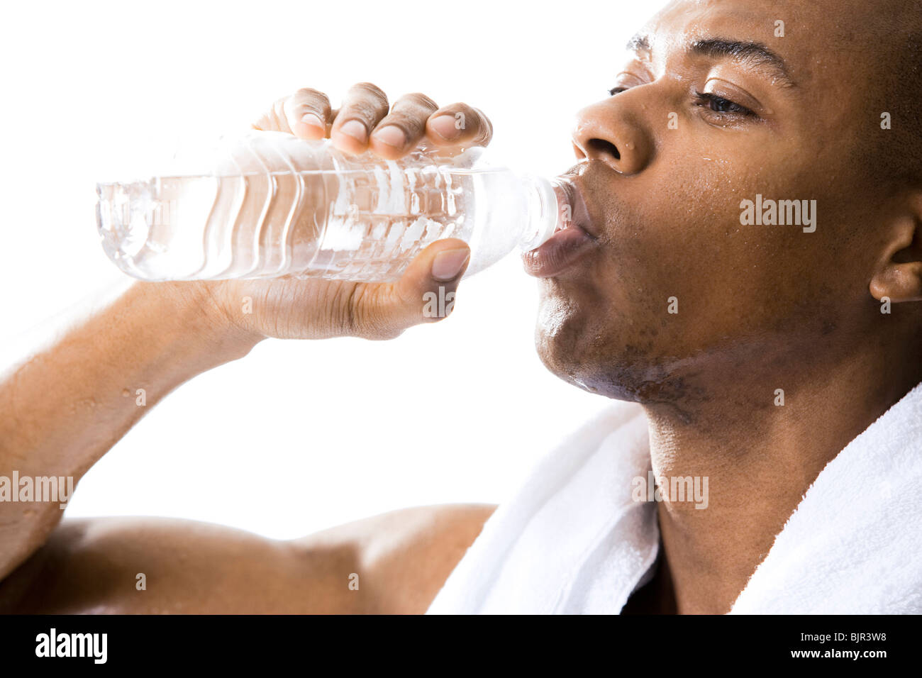 Uomo di bere una bottiglia di acqua Foto Stock