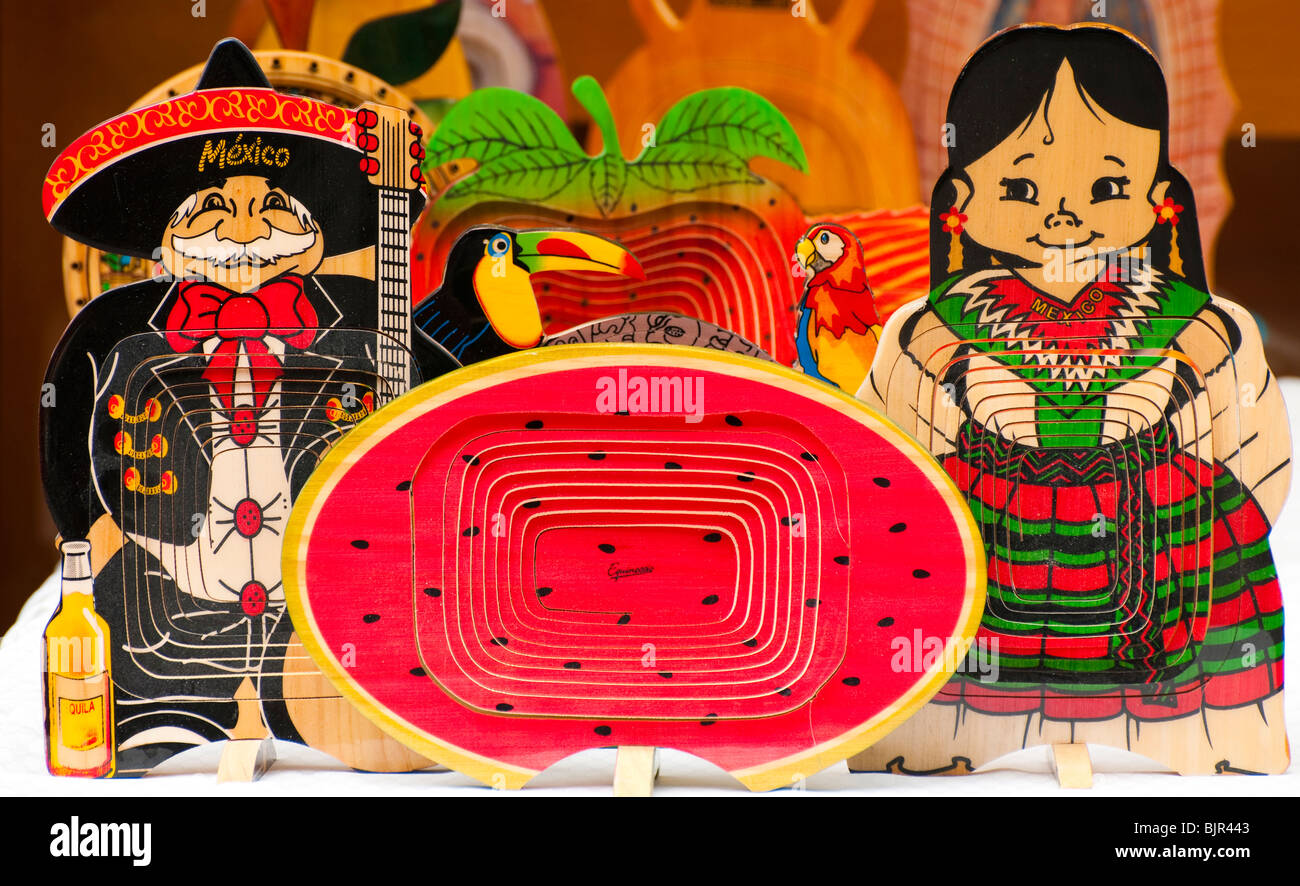 Playa del Carmen, Messico, colorato scolpiti in legno negozio di souvenir in vendita sulla Fifth Avenue. Foto Stock