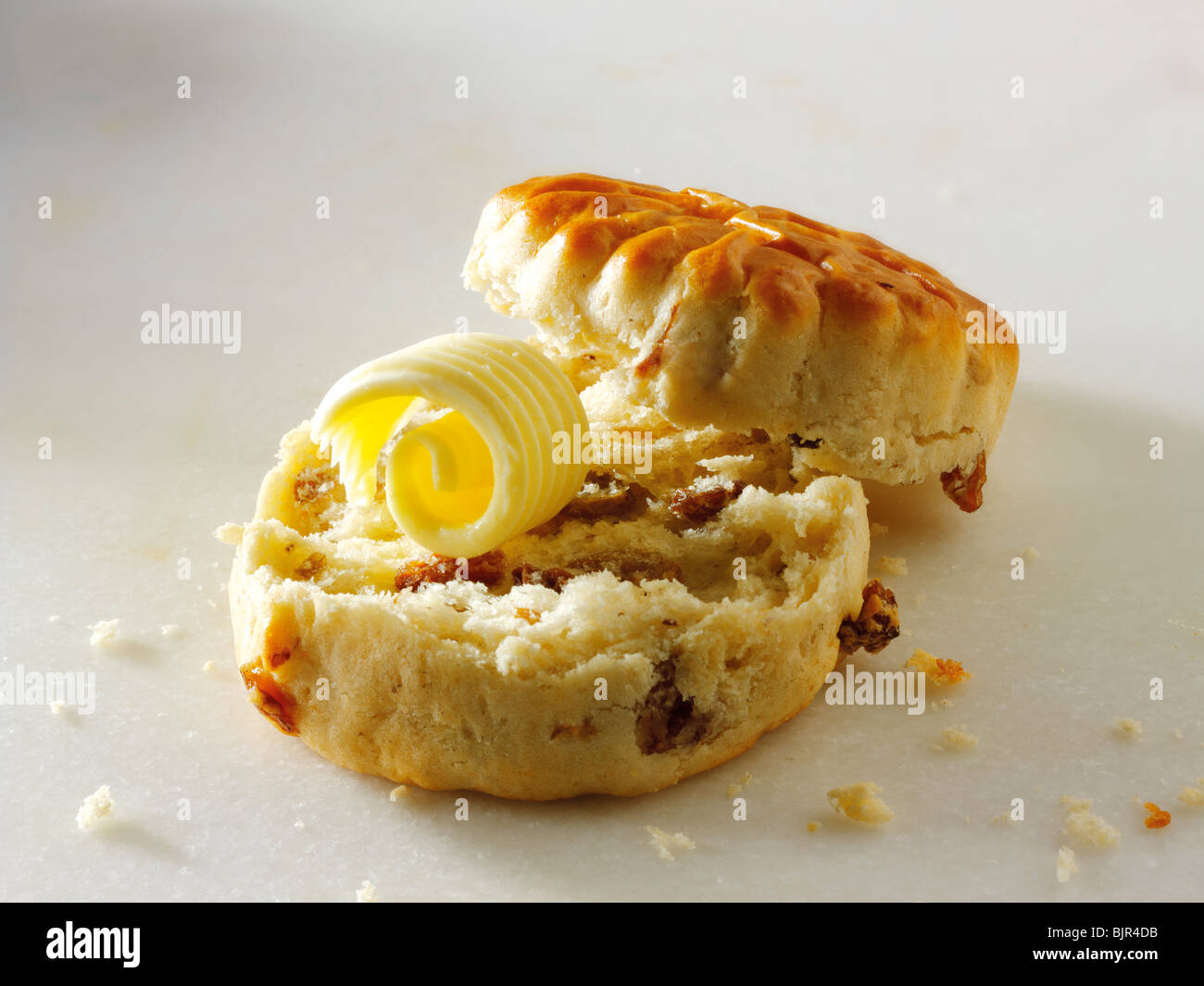 Tradizionale raison scone e burro Foto Stock
