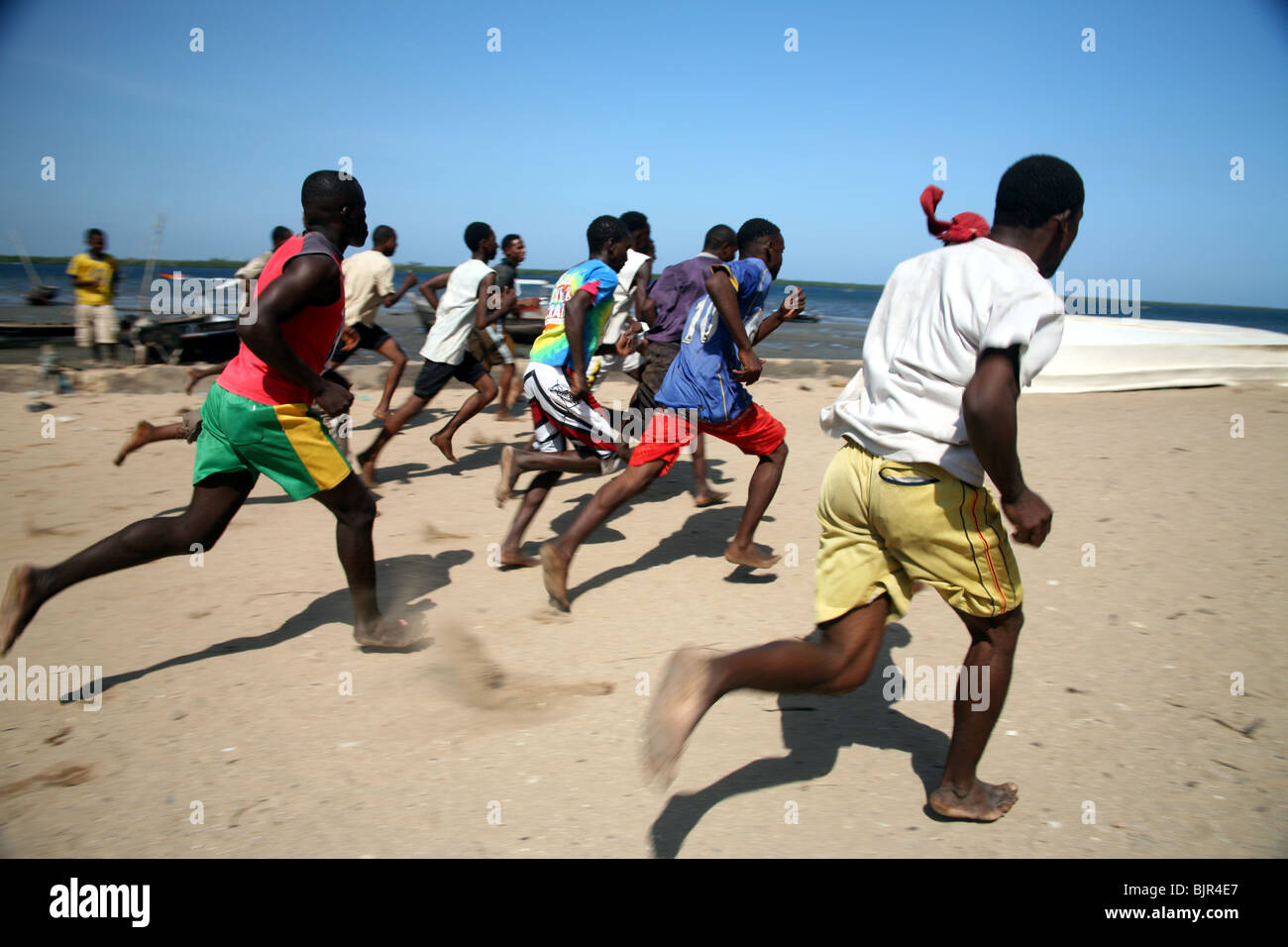 Guide di scorrimento sul fronte mare in Lamu durante il festival Maulidi Foto Stock