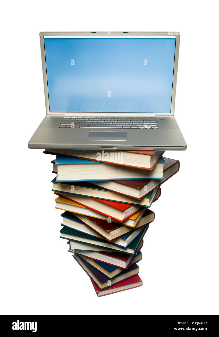 Pila di libri con un computer portatile sulla parte superiore Foto Stock