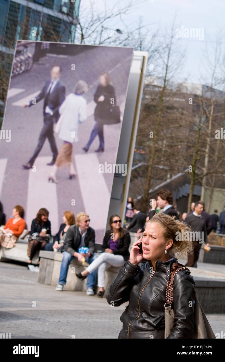 Una donna a parlare su un telefono mobile in Amsterdam, Paesi Bassi Foto Stock