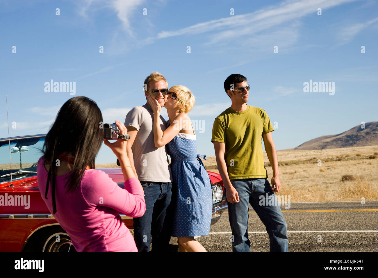 Prendendo foto a lato della strada Foto Stock