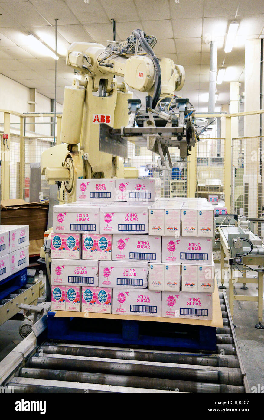 Scatole di zucchero a velo gestita da un ABB robot industriale Foto Stock