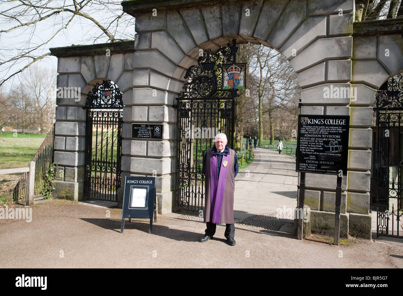 Un Kings College Porter alla porta di nuovo il College di Cambridge University, Regno Unito Foto Stock