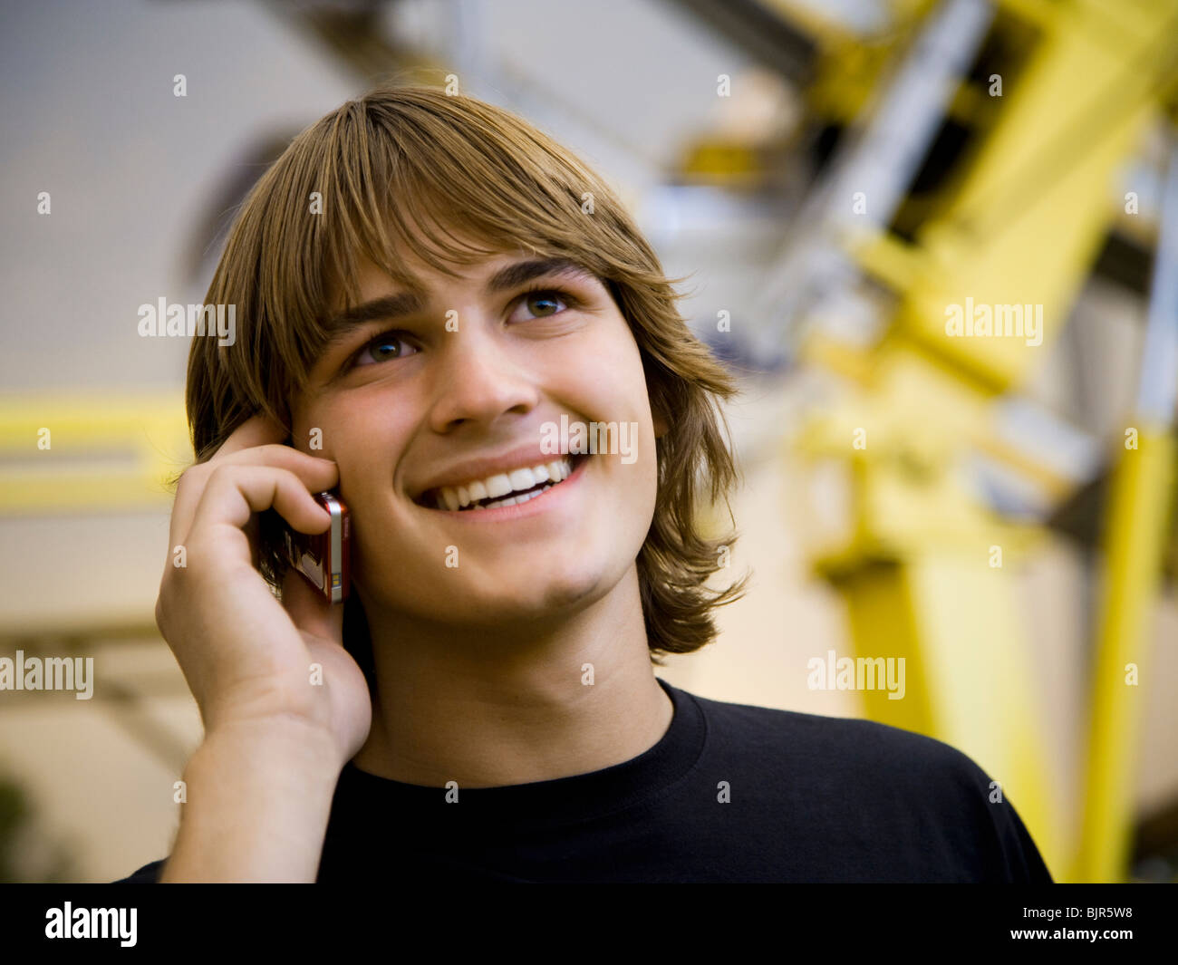 Giovane uomo su un telefono cellulare Foto Stock