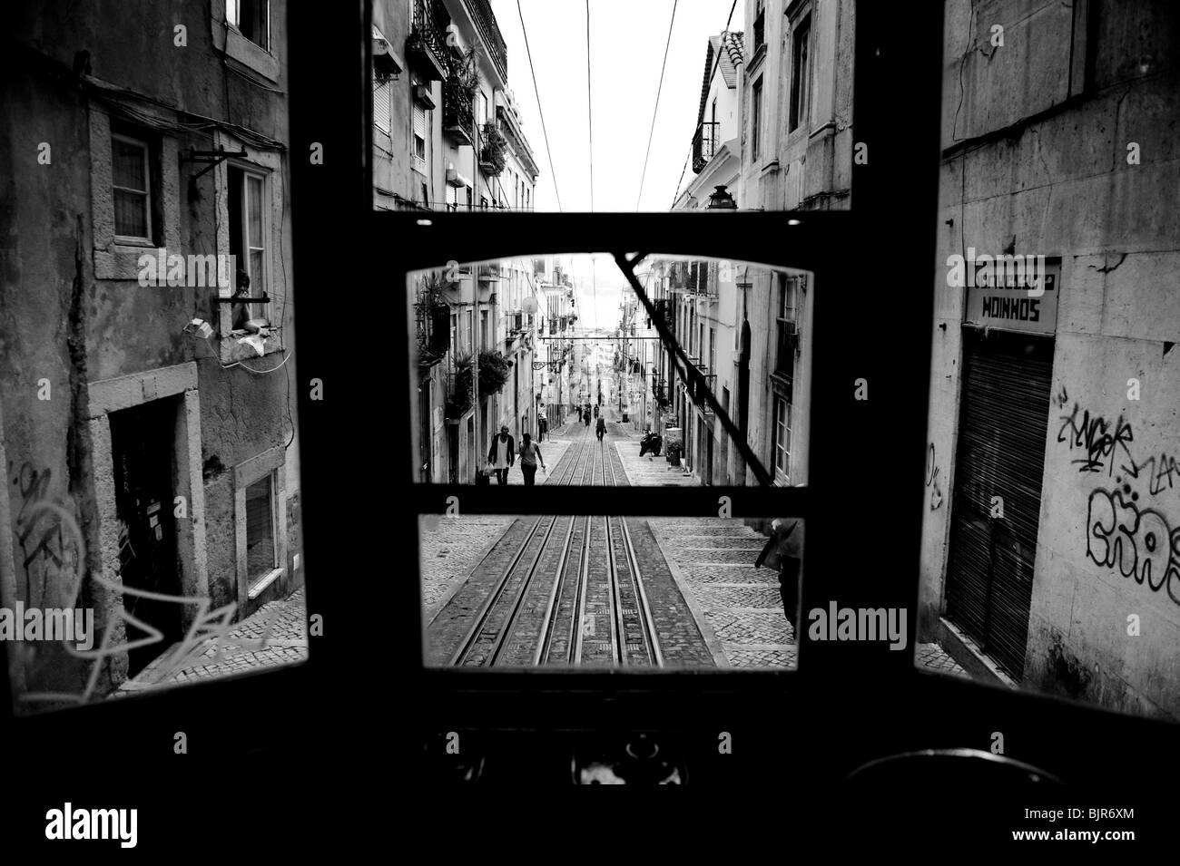 Si tratta di una immagine di una street car guida attraverso le strade di Lisbona, Portogallo. Foto Stock