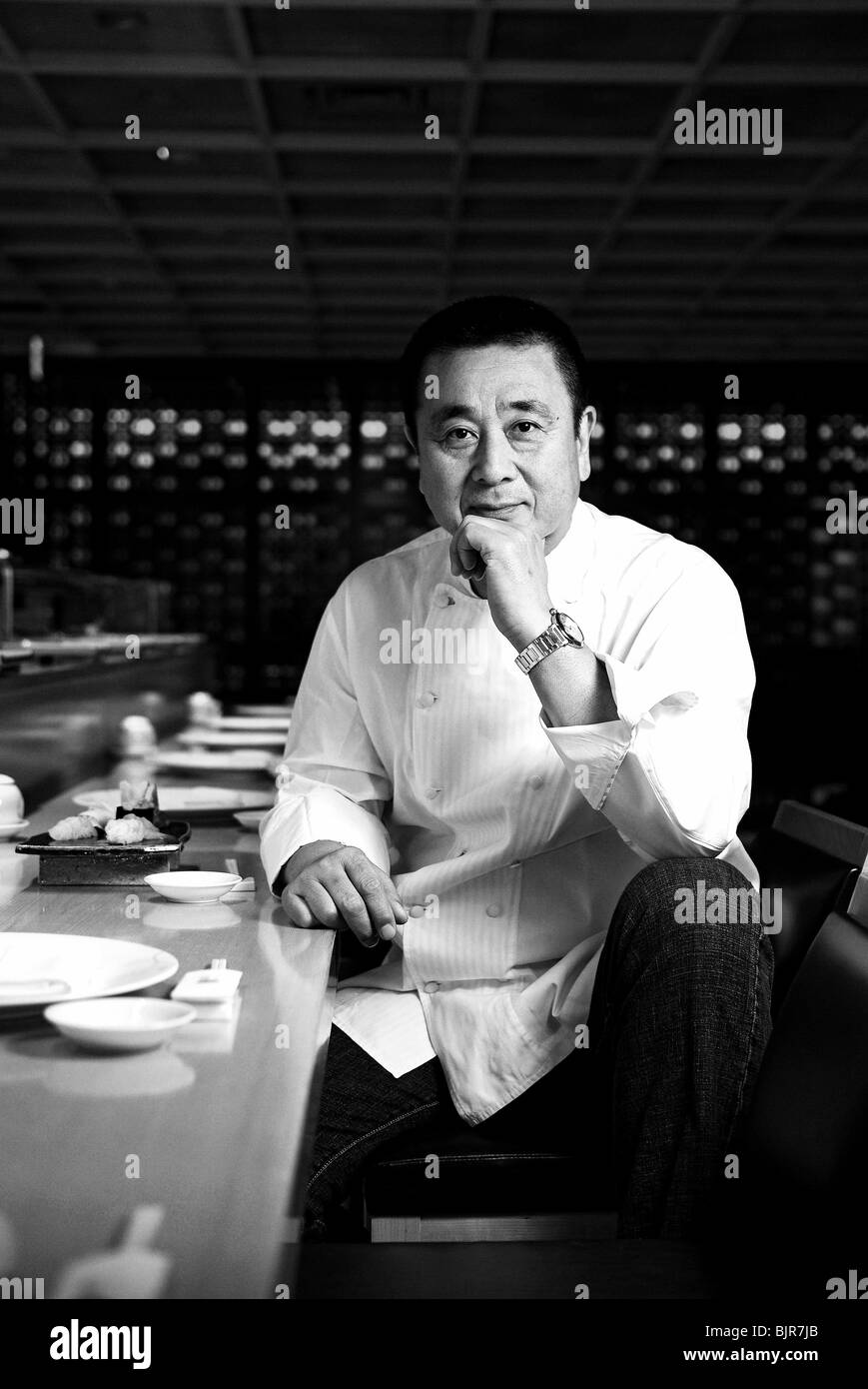 Lo chef giapponese Nobu Matsuhisa si siede al bancone del suo ristorante nel centro di Tokyo, Giappone. Foto Stock
