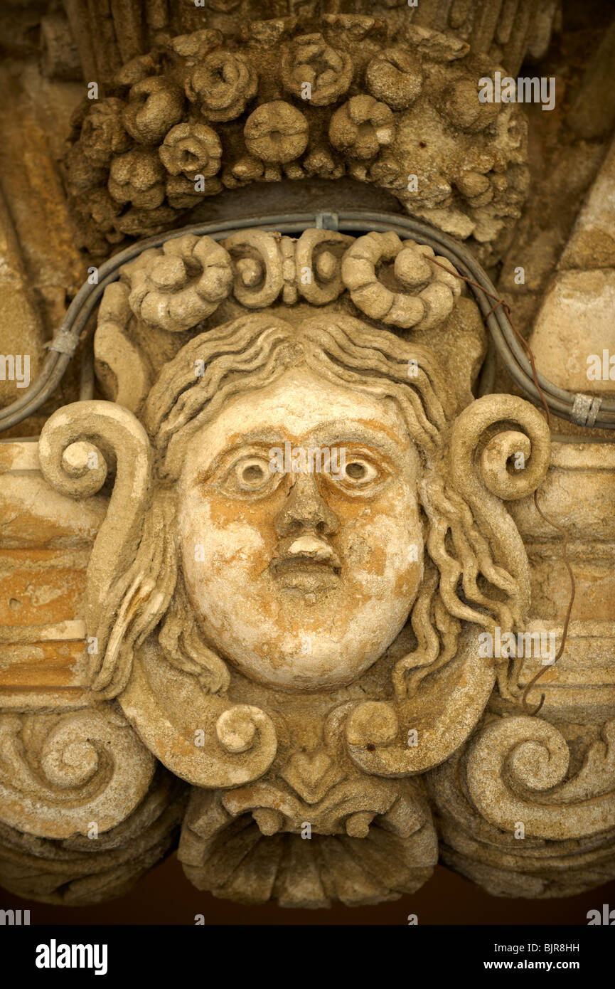 Bassorilievo di una faccia di un edificio in Sicilia Trapaini Foto Stock