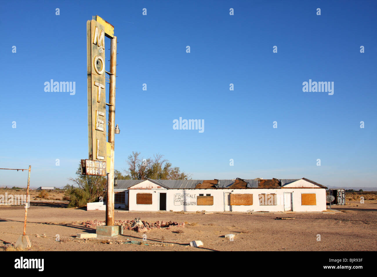 Motel abbandonati e insegna al neon lungo la Route 66 in Newberry Springs, California. Foto Stock