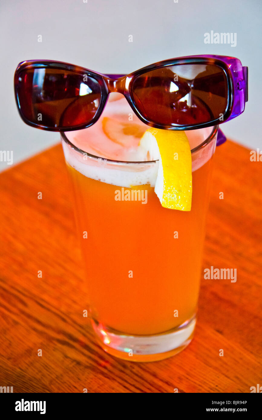 Il pupazzo di neve di vetro Heffeweizen o frumento Ale con occhiali da sole e la fetta di limone Foto Stock
