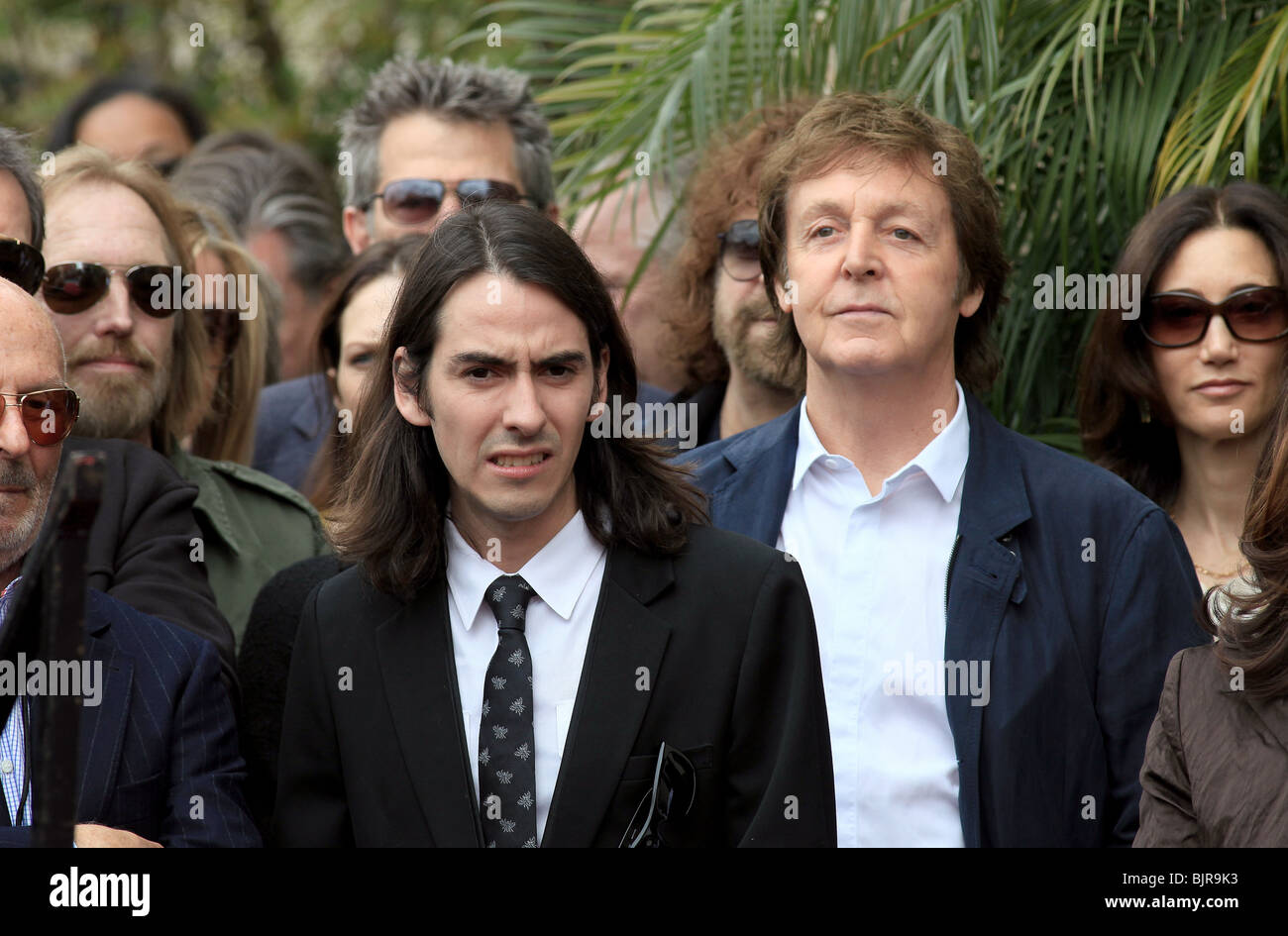 TOM PETTY DHANI HARRISON PAUL MCCARTNEY NANCY SHEVELL George Harrison postumo onorato con una stella sulla Hollywood Walk Foto Stock