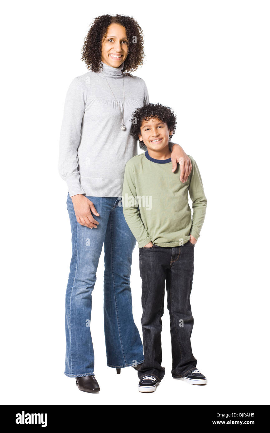 Ritratto in studio di boy (8-9) con la madre Foto Stock