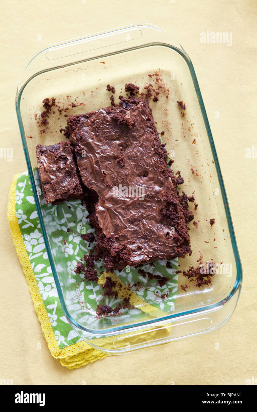 Mezza mangiato torta al cioccolato nel piatto di portata Foto Stock