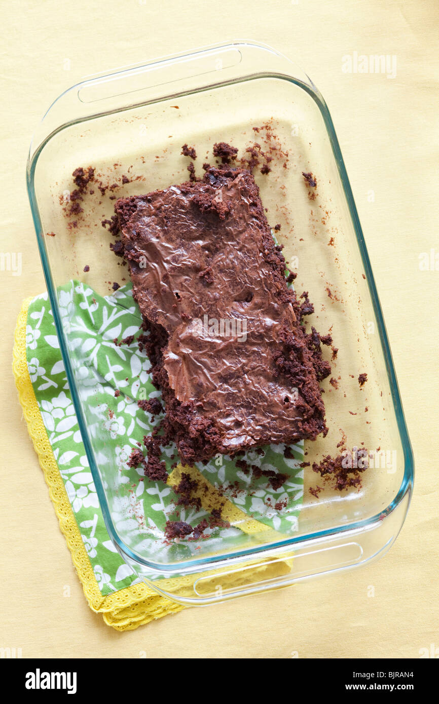 Mezza mangiato torta al cioccolato nel piatto di portata Foto Stock