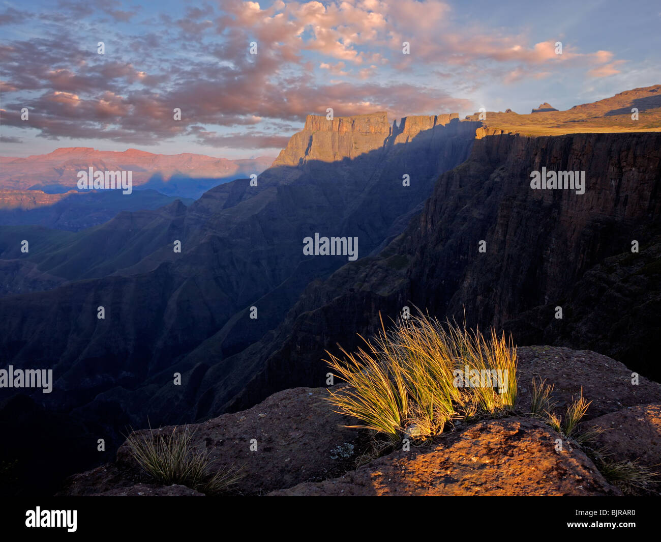 Vista delle alte cime delle montagne Drakensberg, Sud Africa Foto Stock