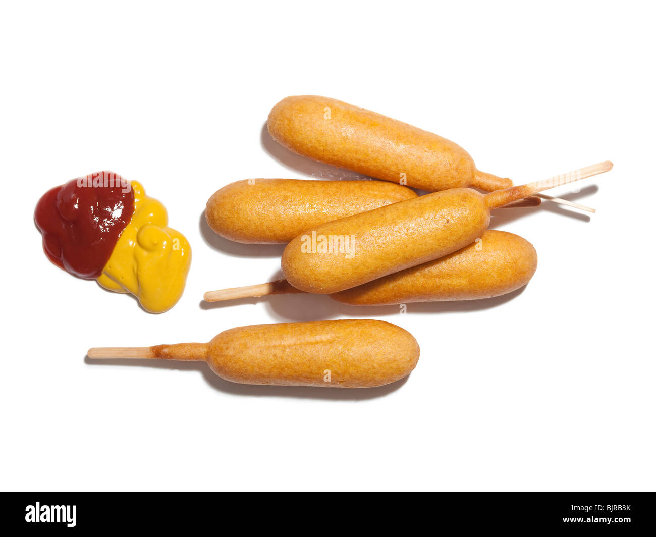 Corndogs con ketchup e senape, vista da sopra, studio shot Foto Stock