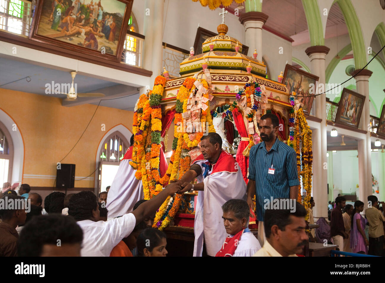 India Kerala, Alappuzha, (Alleppey) Arthunkal, festa di San Sebastian all'interno di Sant'Andrea Chiesa foraneo pellegrini la donazione di denaro Foto Stock