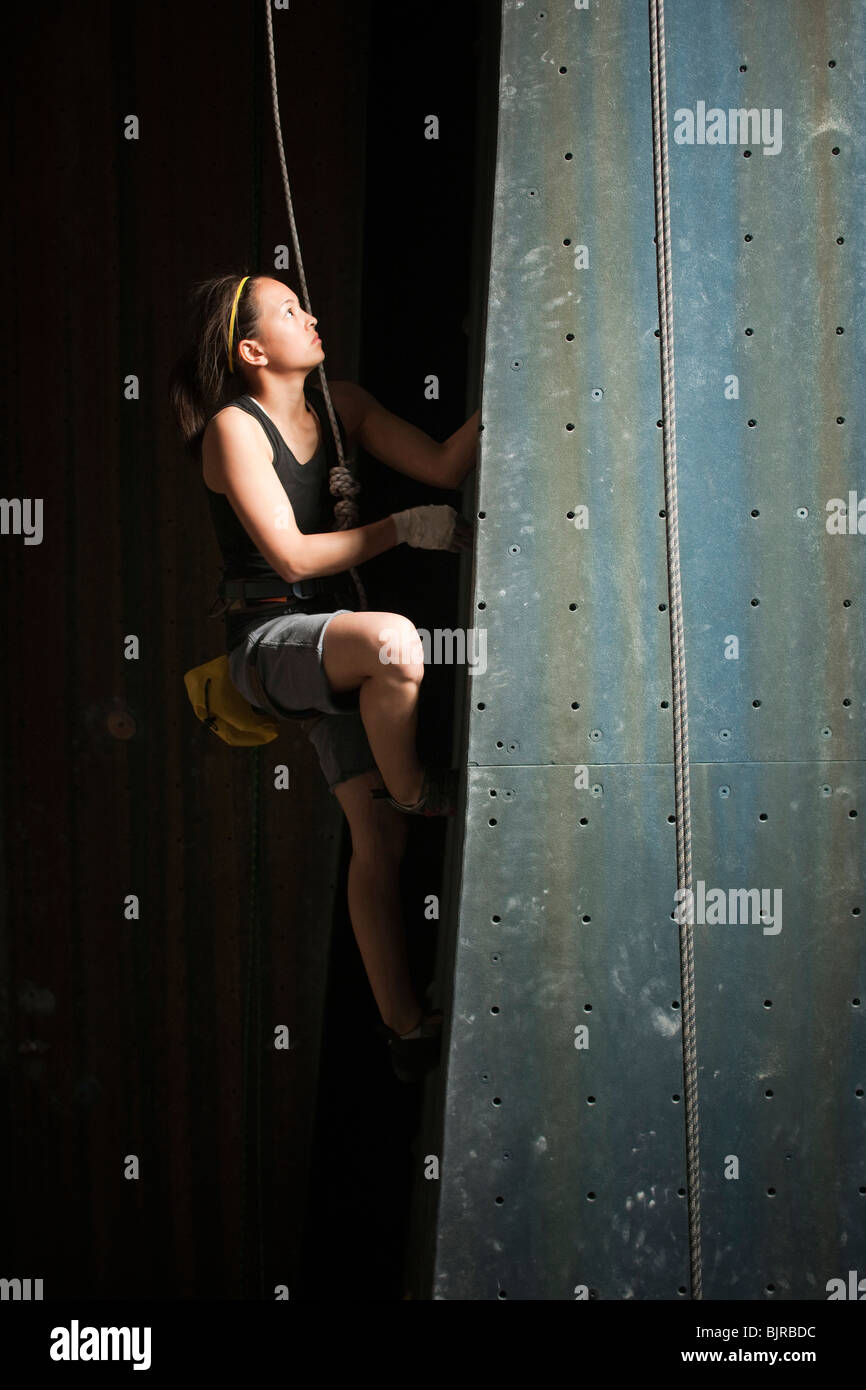 Stati Uniti d'America, Utah, Sandy, ragazza adolescente (14-15) sulla coperta parete di arrampicata Foto Stock