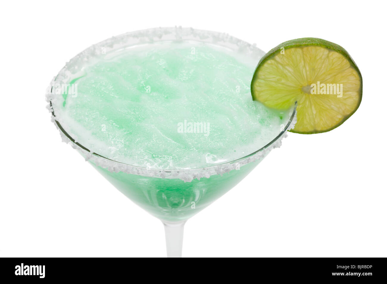 Cocktail di verde con calce su sfondo bianco Foto Stock