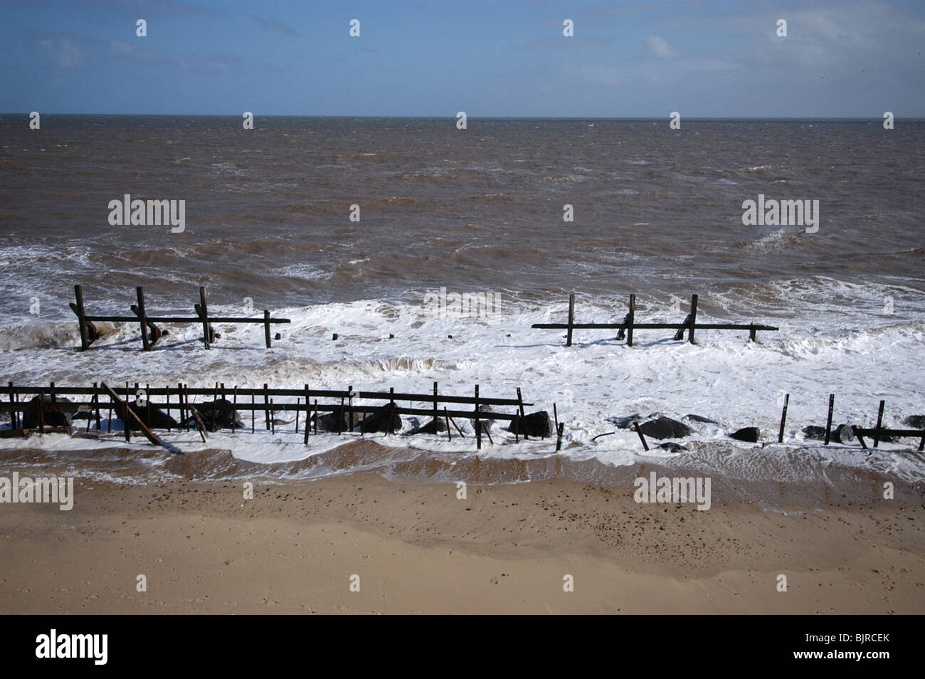 Danneggiato le difese di mare e terra di erosione a HAPPISBURGH, sulla Norfolk costa orientale, dove THECLAY scogliere viene rapidamente erosa Foto Stock