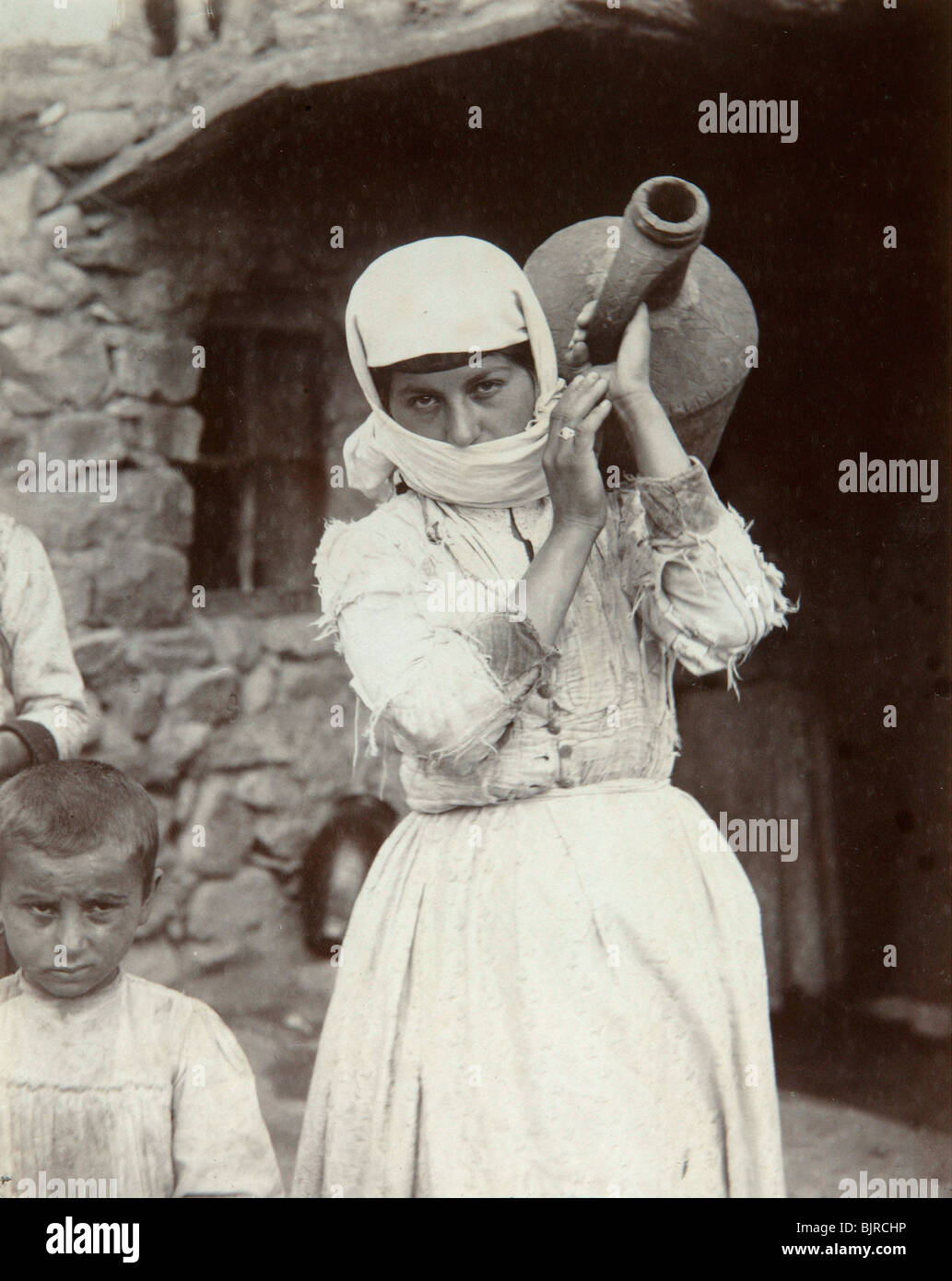 Paese armeno girl, Yerevan, Armenia, 1880. Artista: Dmitri Ivanovich Yermakov Foto Stock