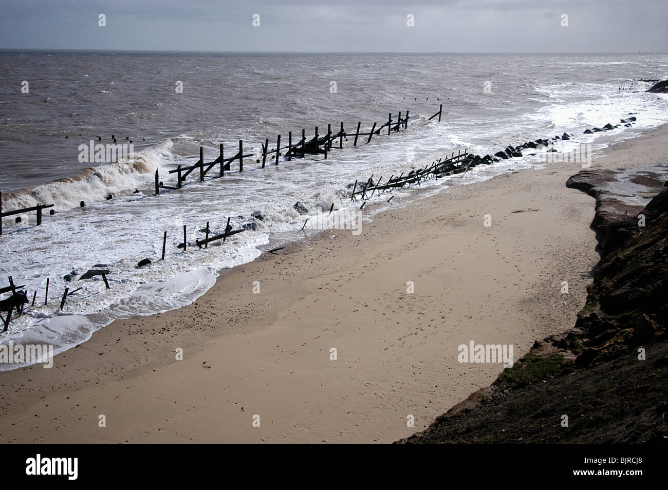 Danneggiato le difese di mare e terra di erosione a HAPPISBURGH, sulla Norfolk costa orientale, dove THECLAY scogliere viene rapidamente erosa Foto Stock