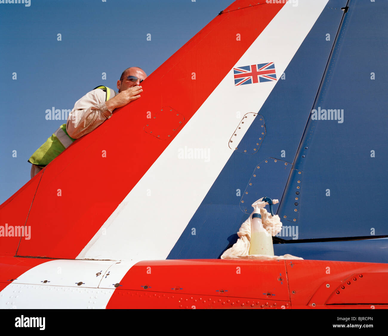 RAF armourer (qualificato per gestire sedi di espulsione/ armi su jet militari) lucidi frecce rosse jet prima di PDA. Vedere di seguito. Foto Stock