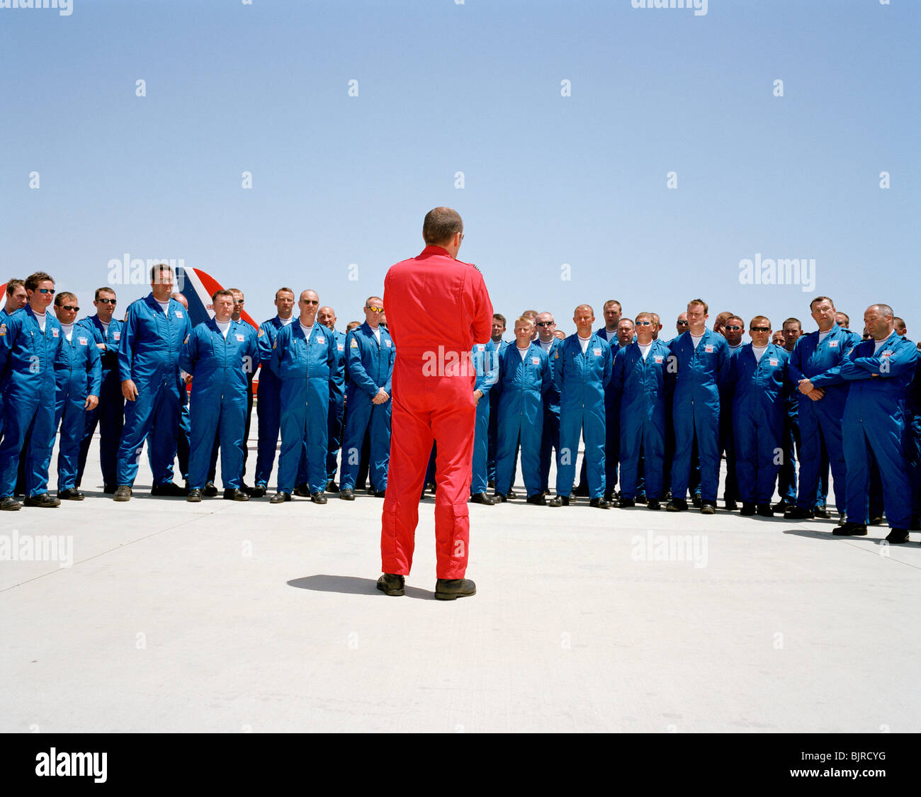 Le frecce rosse leader, Squadron Leader Spike Jepson affronta il suo RAF aerobatic team di supporto dopo la loro PDA (vedere la lunga didascalia). Foto Stock