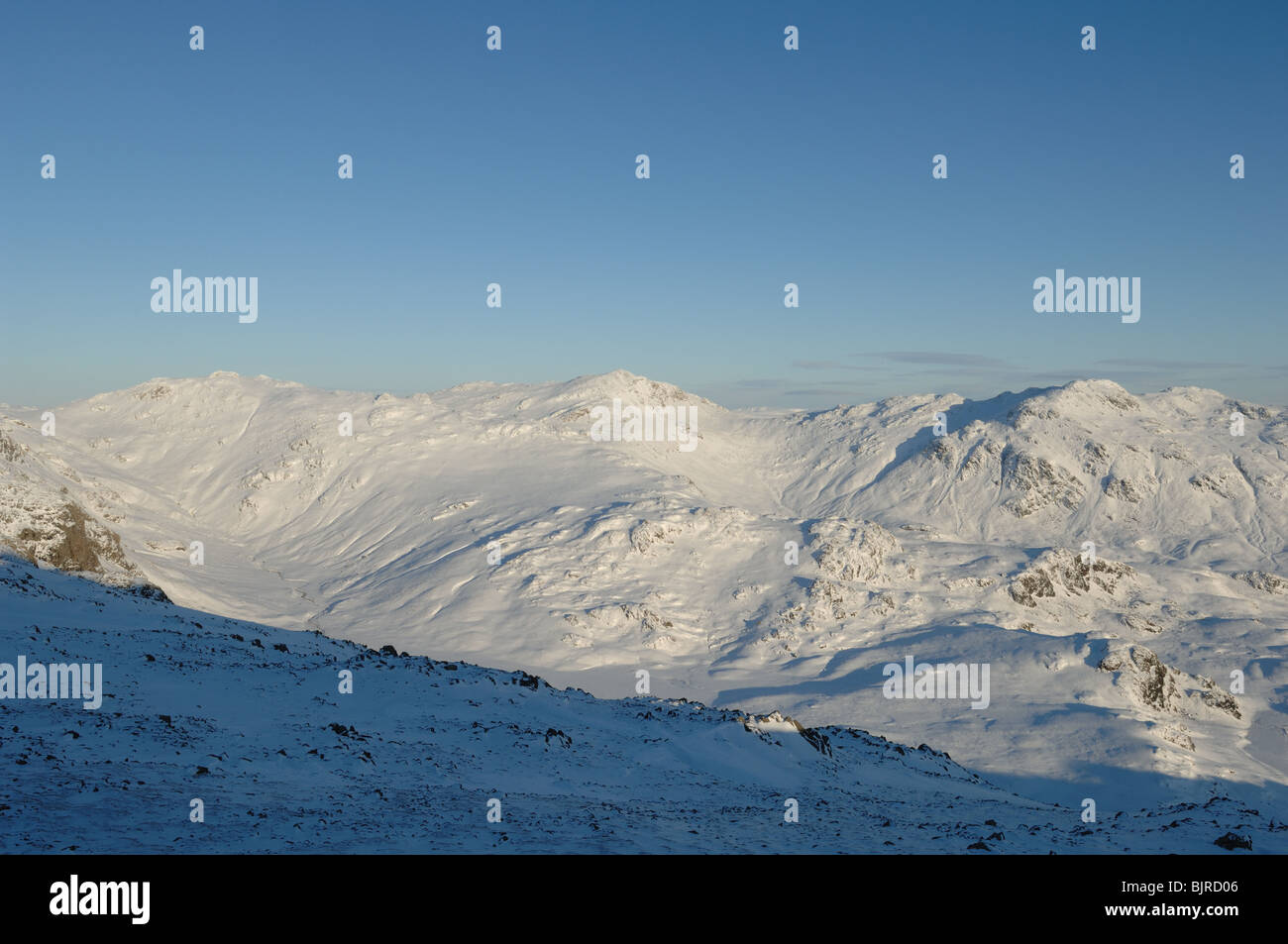 Esk Pike, Bowfell e Crinkle Crags dal lato leggero in inglese il Parco Nazionale del Distretto dei Laghi Foto Stock