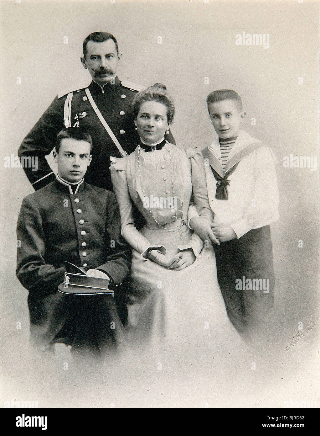 Ritratto della famiglia della principessa Zinaida Yusupova, c1900. Artista: Un Pasetti Foto Stock