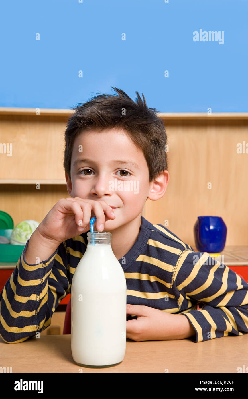 Ragazzo bere latte Foto Stock