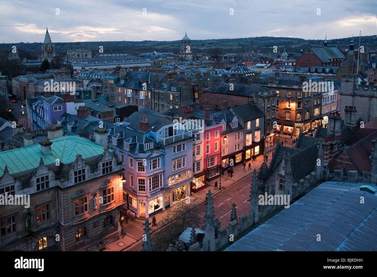 Vista di Oxford High Street e sui tetti della città dal balcone di visualizzazione di Santa Maria Vergine Chiesa in Radcliffe Square, Oxford Foto Stock