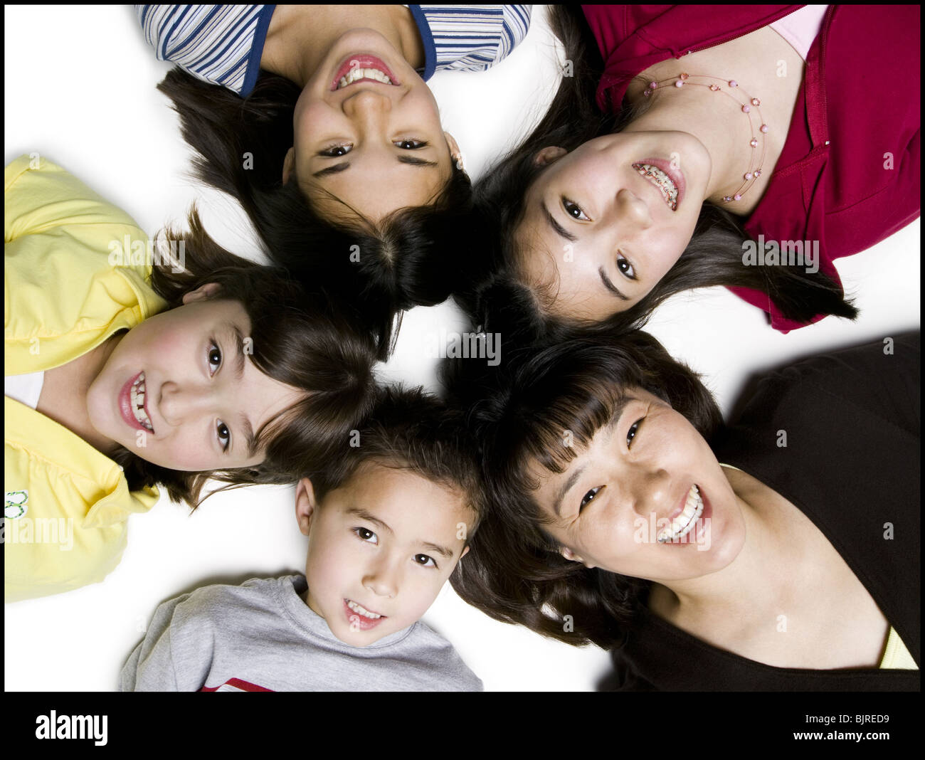 Cinque bambini sorridenti Foto Stock