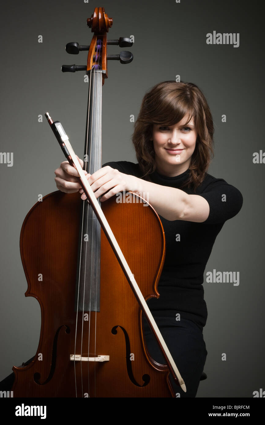 Studio Ritratto di giovane donna con il violoncello Foto Stock